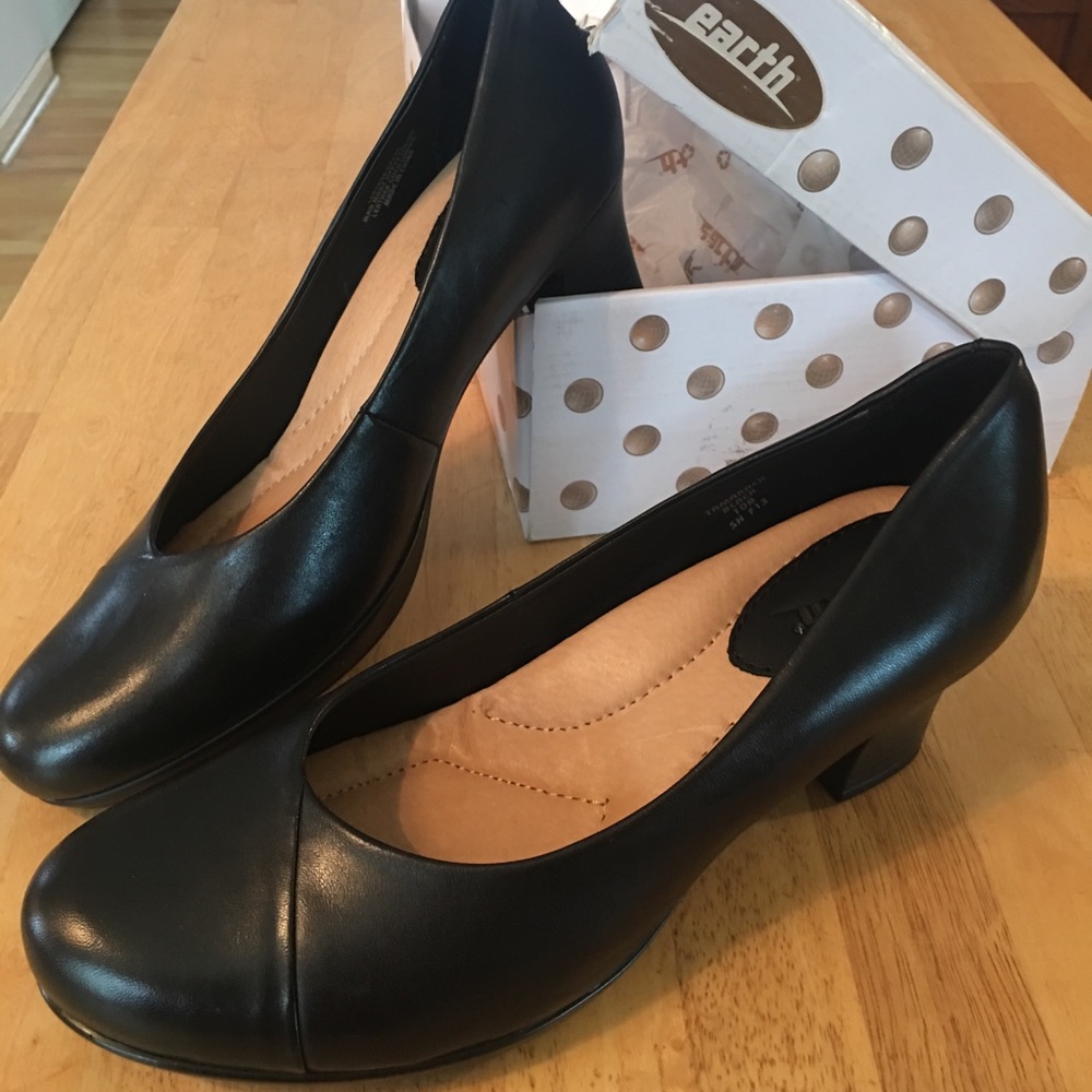 Earth - black leather Mary Janes